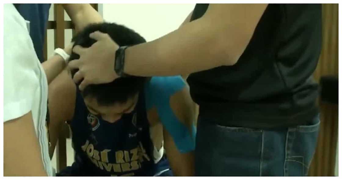 Video ng paghagulgol ni John Amores matapos ang panununtok, nag-viral (Screengrab from GMA Synergy / Game On) Video ng paghagulgol ni John Amores matapos ang panununtok, nag-viral (Screengrab from GMA Synergy / Game On)
