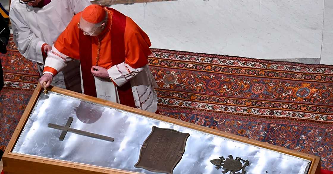 Kabaong ni Pope Francis, sinelyuhan na bilang paghahanda sa libing ngayong Sabado Kabaong ni Pope Francis, sinelyuhan na bilang paghahanda sa libing ngayong Sabado