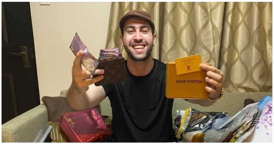 Basel Manadil, mas hinangaan ng netizens nang malaman ang kanyang family background Basel Manadil, mas hinangaan ng netizens nang malaman ang kanyang family background