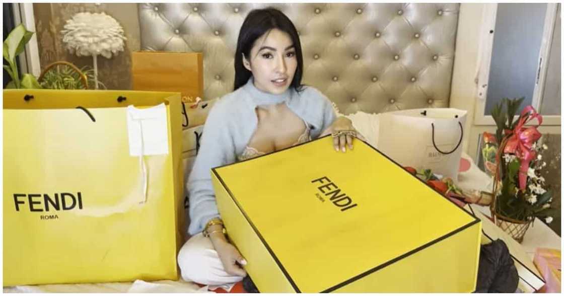 Jelai Andres, sobrang excited nang mabuksan ang gift sa kanya ni Wilbert Tolentino Jelai Andres, sobrang excited nang mabuksan ang gift sa kanya ni Wilbert Tolentino