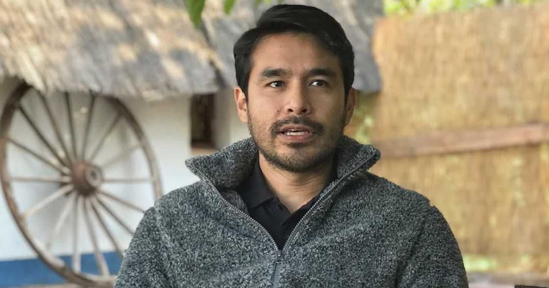 Atom Araullo flexes a pic of him with sablay; finally takes his long-delayed grad march with parents Atom Araullo flexes a pic of him with sablay; finally takes his long-delayed grad march with parents
