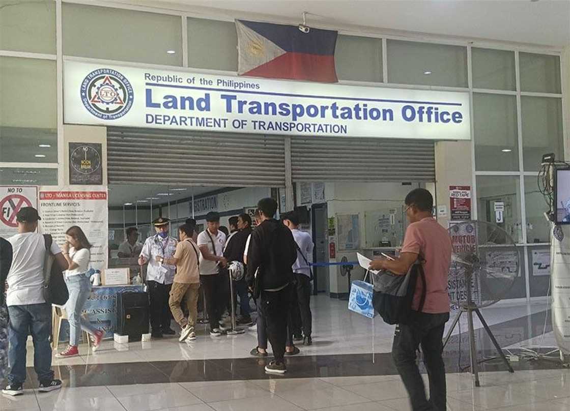 LTO, sinuspinde ng 90 araw ang lisensya ng driver sa viral “paa sa manibela” video LTO, sinuspinde ng 90 araw ang lisensya ng driver sa viral “paa sa manibela” video