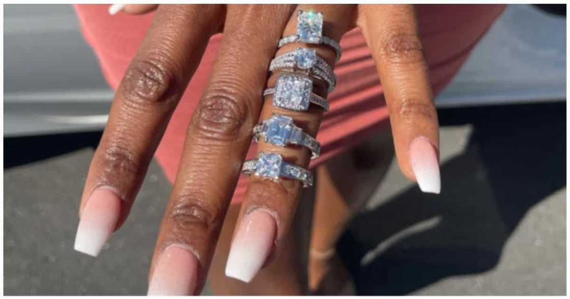 Lalaki, 5 singsing ang inihanda sa prposal para makapili ang babaeng nais niyang pakasalan Lalaki, 5 singsing ang inihanda sa prposal para makapili ang babaeng nais niyang pakasalan