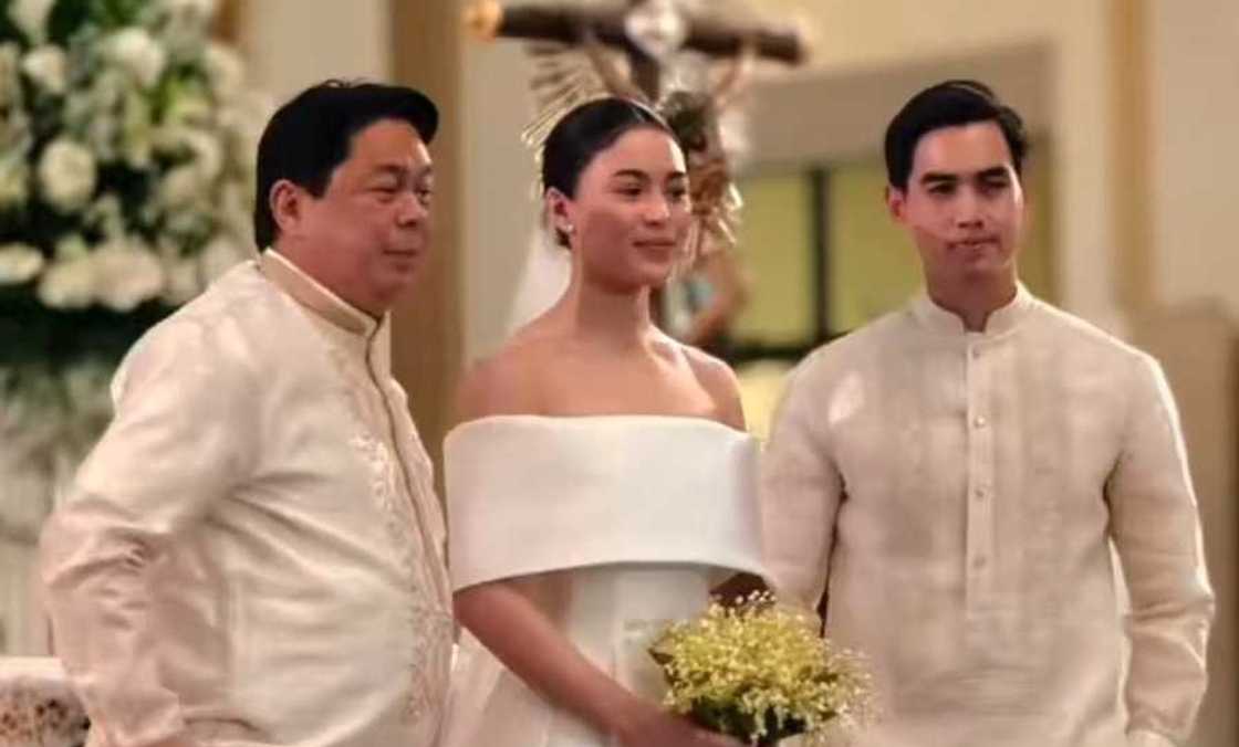 Dennis Padilla, naikwentong nag-iiyak na tumawag ang anak na si Claudia ilang oras bago ang kasal Dennis Padilla, naikwentong nag-iiyak na tumawag ang anak na si Claudia ilang oras bago ang kasal