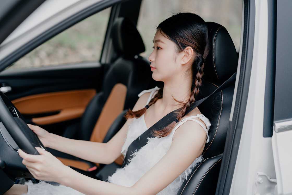 A lworried ady is driving her car