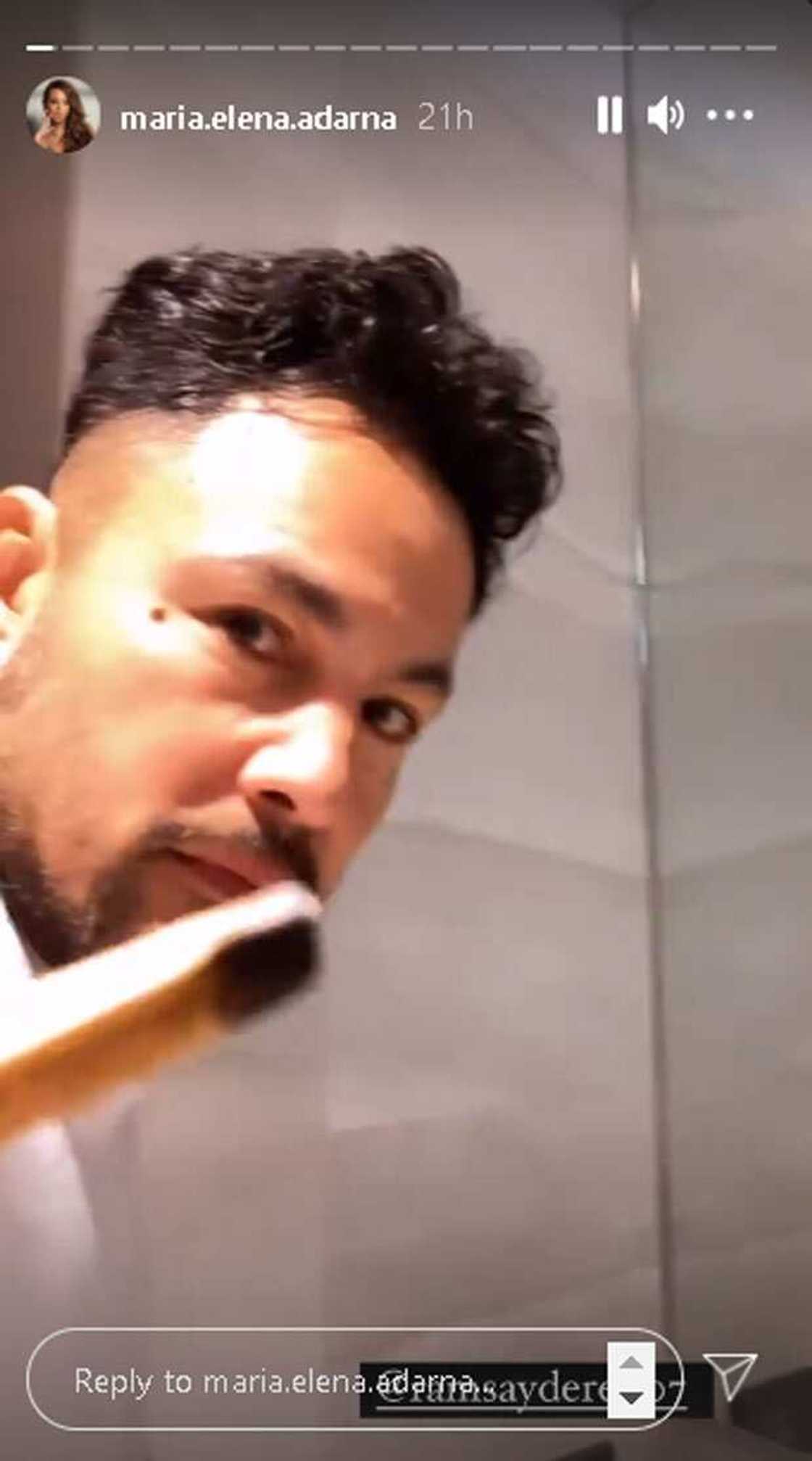 Derek Ramsay, napa "dagger-look" sa ritwal na "pagpapausok" ni Ellen Adarna sa kanya Derek Ramsay, napa "dagger-look" sa ritwal na "pagpapausok" ni Ellen Adarna sa kanya