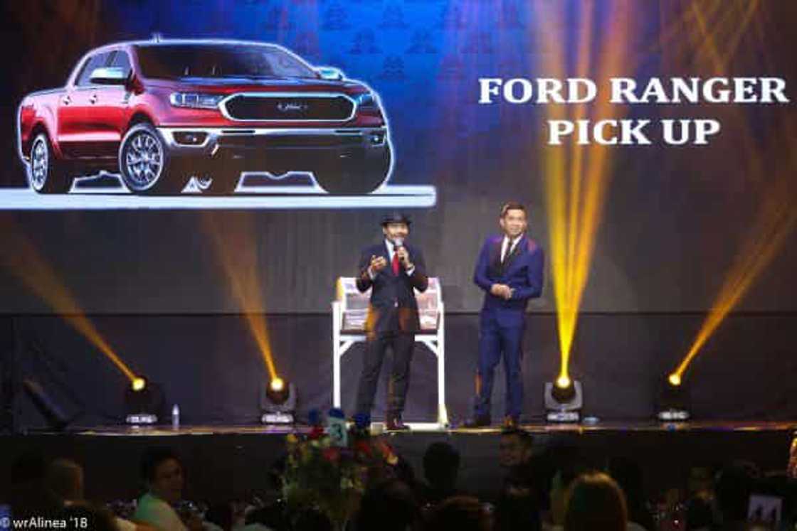 Pila na mga besh! Pacquiao, namigay ng 4 na sasakyan, 58 motorsiklo at appliances sa ika-40 birthday niya Pila na mga besh! Pacquiao, namigay ng 4 na sasakyan, 58 motorsiklo at appliances sa ika-40 birthday niya