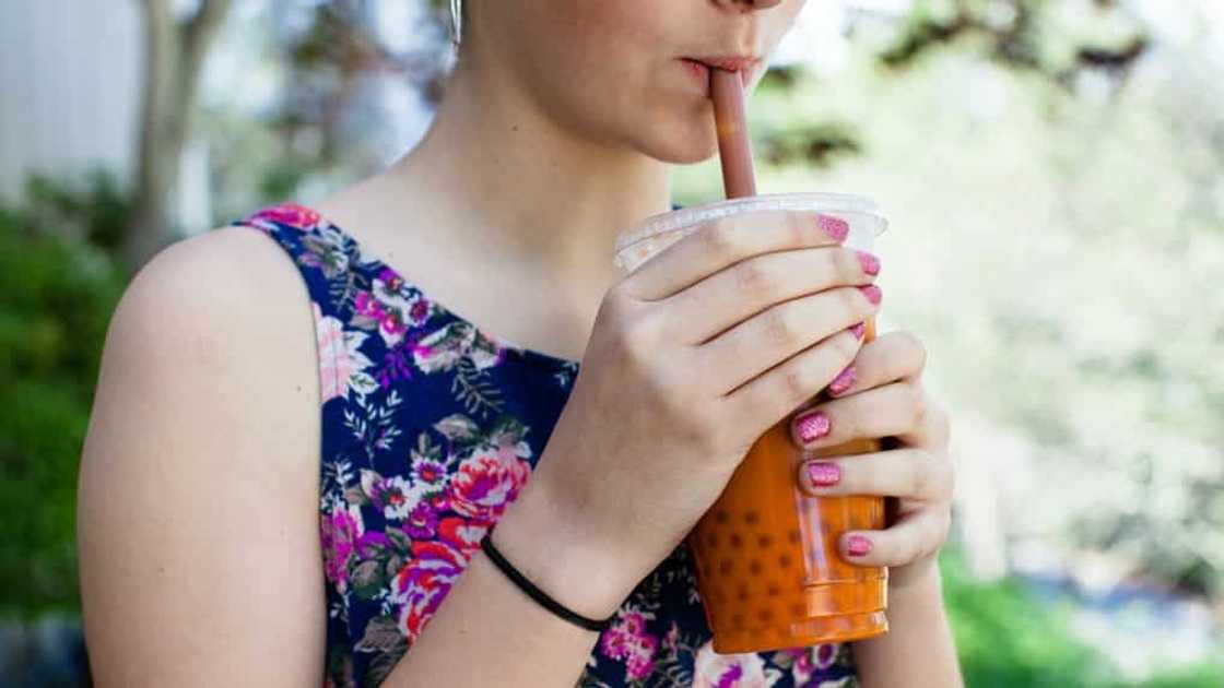 Milk tea, naging sanhi ng pagkasunog ng lalamunan at tiyan ng isang babae Milk tea, naging sanhi ng pagkasunog ng lalamunan at tiyan ng isang babae