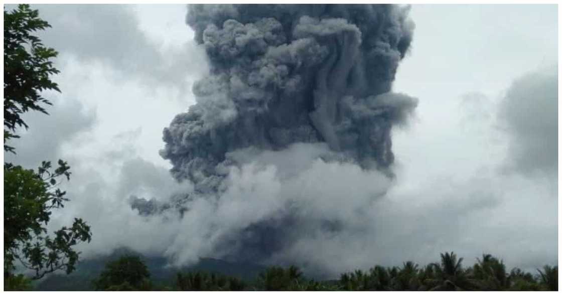 Pagbuga ng makakapal na usok ng Bulusan Volcano, sapul sa video Pagbuga ng makakapal na usok ng Bulusan Volcano, sapul sa video