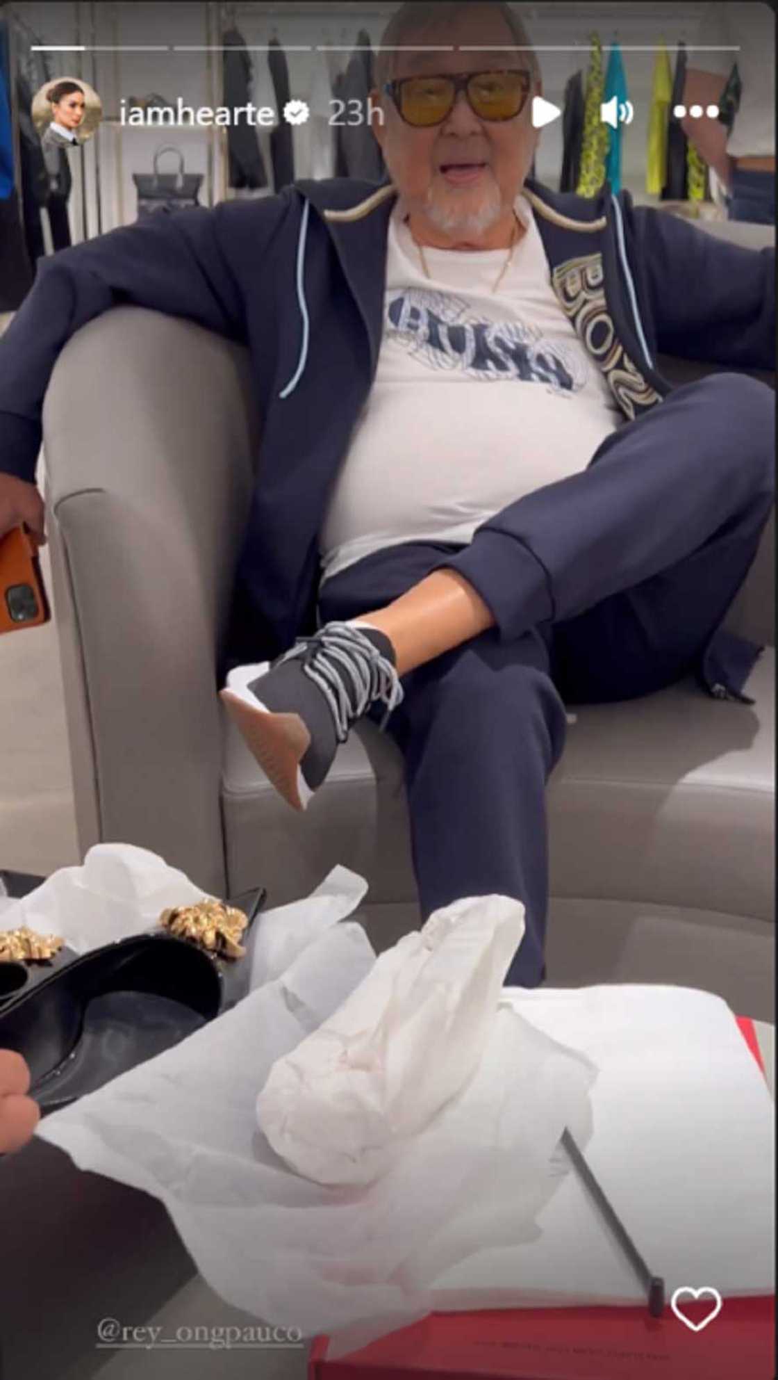Heart Evangelista, ipinag-shopping ng ama sa sosyal na shop ng Versace: “Thank you Dad” Heart Evangelista, ipinag-shopping ng ama sa sosyal na shop ng Versace: “Thank you Dad”