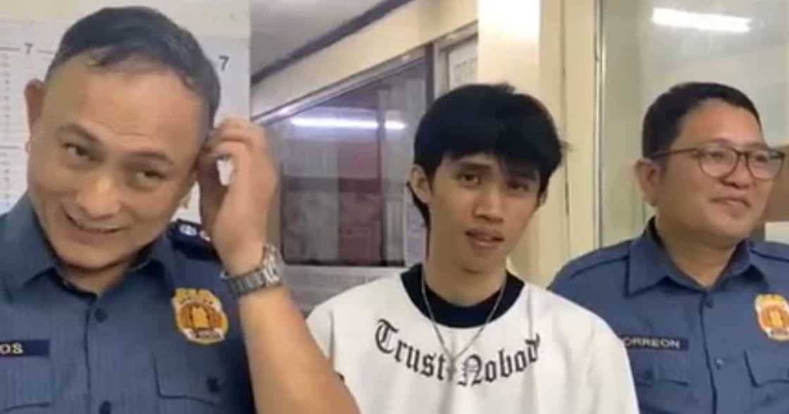 Lalaking nanakawan ng cellphone, naagaw ang susi ng motor ng snatcher Lalaking nanakawan ng cellphone, naagaw ang susi ng motor ng snatcher