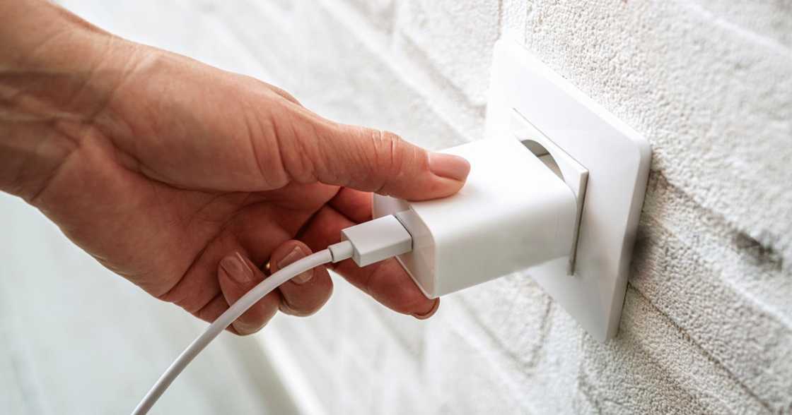 6-anyos na bata, patay sa pagkakakuryente nang mag-charge ng cellphone 6-anyos na bata, patay sa pagkakakuryente nang mag-charge ng cellphone