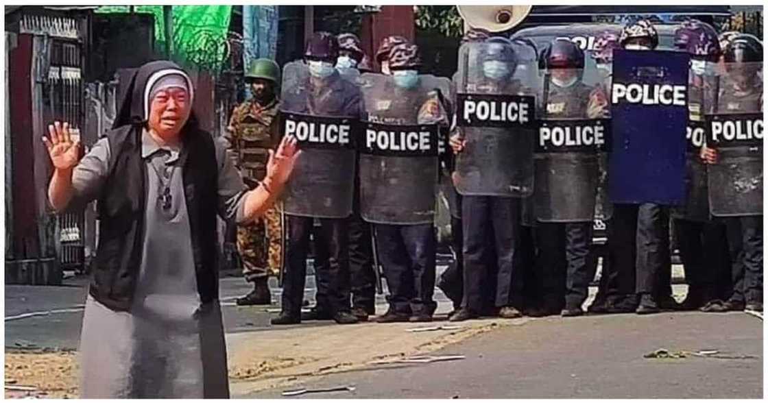 Madre na pumagitna sa gulo ng mga pulis at sibilyan, labis na hinangaan Madre na pumagitna sa gulo ng mga pulis at sibilyan, labis na hinangaan