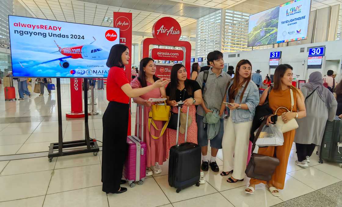 AirAsia Philippines’ ground staff provides assistance to travelers at Ninoy Aquino International Airport (NAIA) Terminal 2 as part of their #alwaysREADY Ngayong Undas 2024.