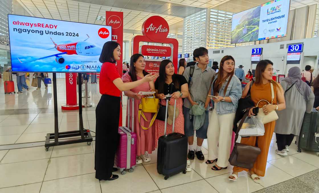 AirAsia Philippines’ ground staff provides assistance to travelers at Ninoy Aquino International Airport (NAIA) Terminal 2 as part of their #alwaysREADY Ngayong Undas 2024. AirAsia Philippines’ ground staff provides assistance to travelers at Ninoy Aquino International Airport (NAIA) Terminal 2 as part of their #alwaysREADY Ngayong Undas 2024.