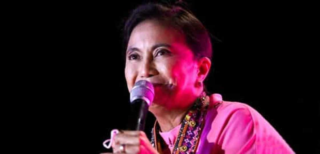 VP Leni Robredo at mga anak, bumalik na sa Pinas pagkatapos ng graduation ni Jillian VP Leni Robredo at mga anak, bumalik na sa Pinas pagkatapos ng graduation ni Jillian