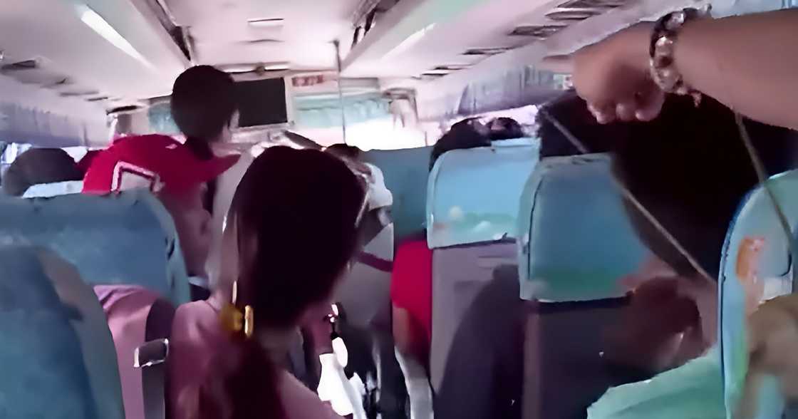 Vid ng mga pasahero ng humaharurot na bus nagmamakaawa sa driver pababain sila dahil nerbyos, viral Vid ng mga pasahero ng humaharurot na bus nagmamakaawa sa driver pababain sila dahil nerbyos, viral