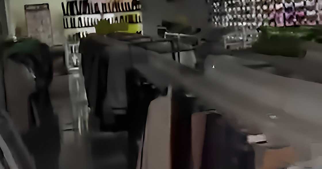 Babaeng napagsaraduhan ng ukay-ukay store habang nasa loob ng fitting room, nag-viral Babaeng napagsaraduhan ng ukay-ukay store habang nasa loob ng fitting room, nag-viral