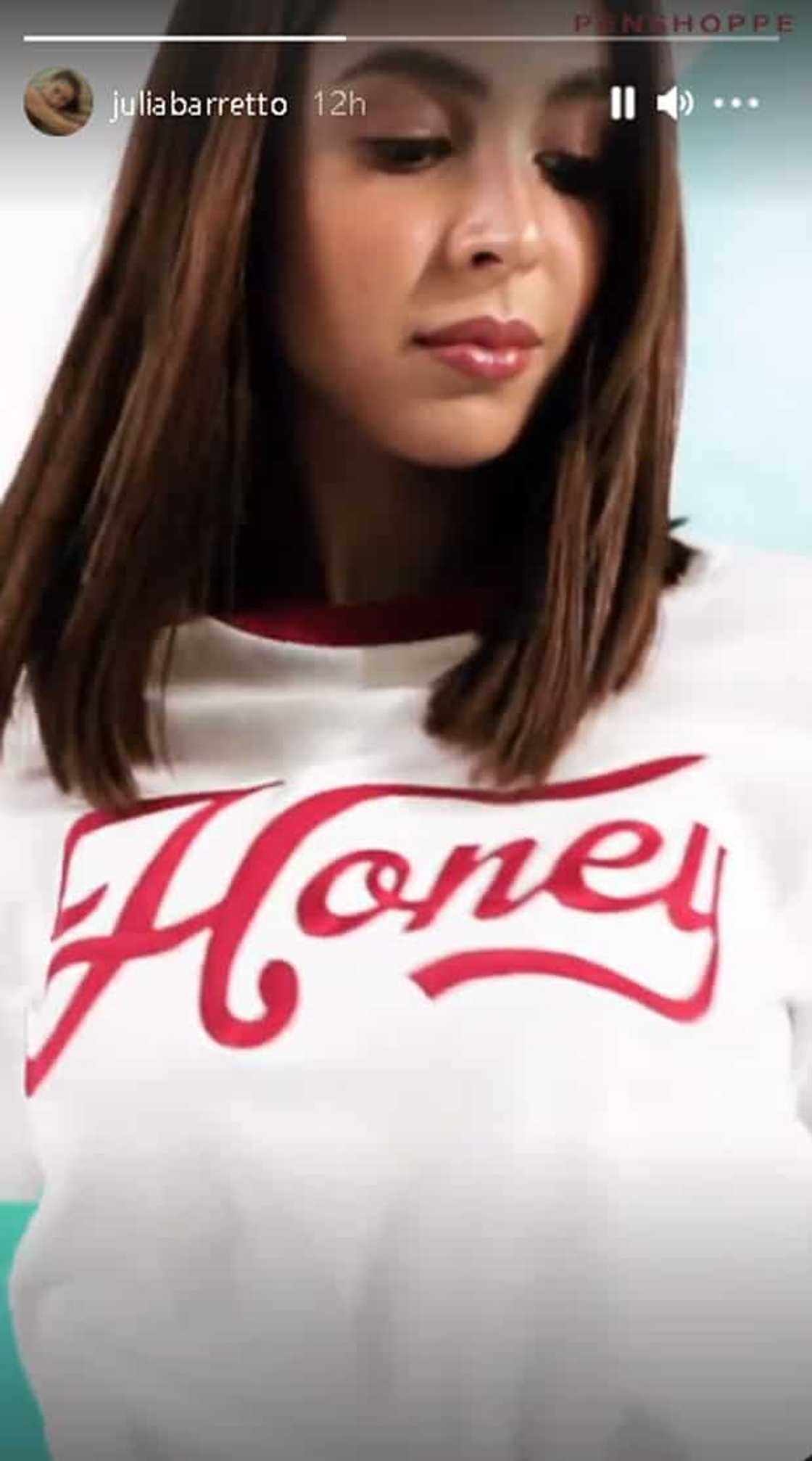 Bagong video ni Julia Barretto suot ang malaking oversized "Honey" shirt, viral na Bagong video ni Julia Barretto suot ang malaking oversized "Honey" shirt, viral na
