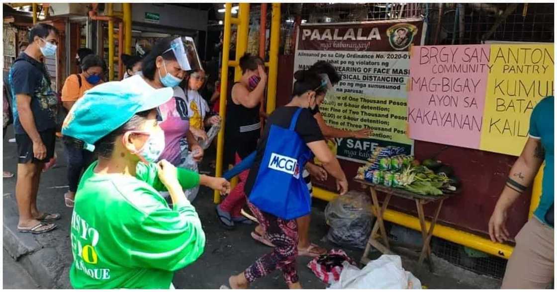 Mesa at upuan na pinaglalagyan ng mga ayuda sa 1 community pantry, tinangay rin Mesa at upuan na pinaglalagyan ng mga ayuda sa 1 community pantry, tinangay rin