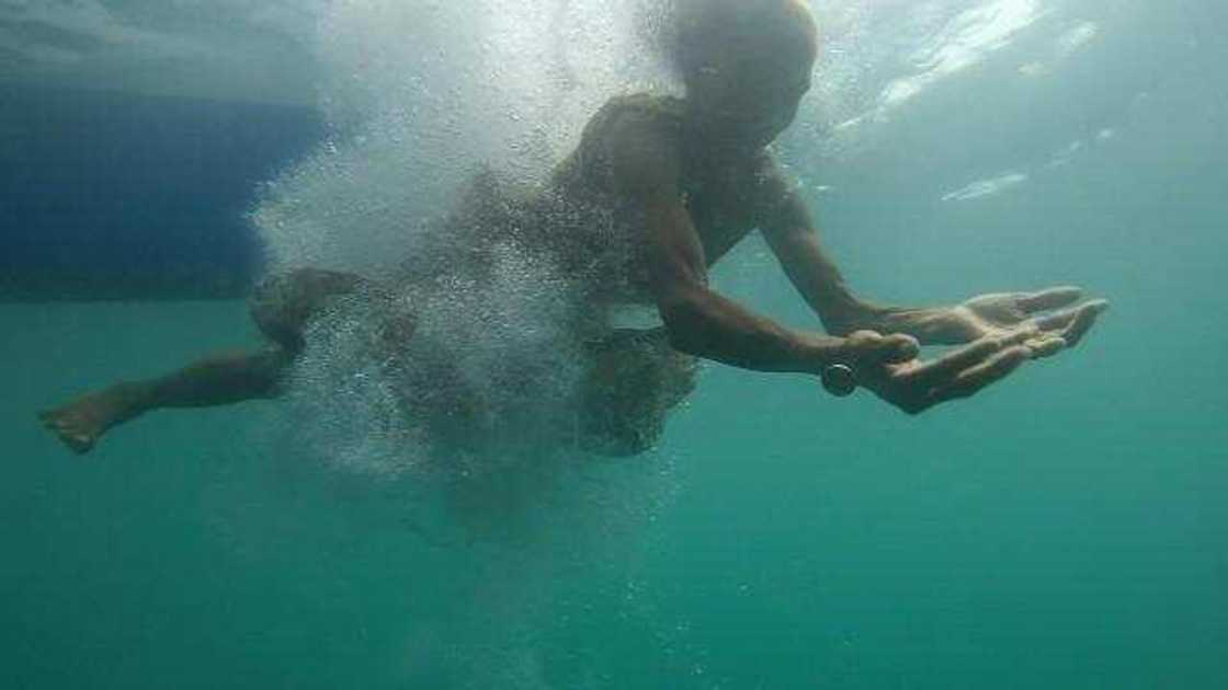 VIDEO: 74-year-old grandma dives into the ocean to get coins VIDEO: 74-year-old grandma dives into the ocean to get coins