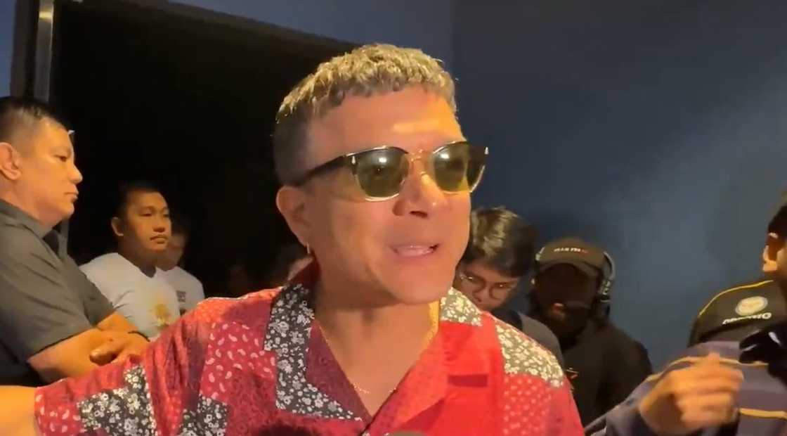 Jericho Rosales nagsalita na sa isyu ng diumano’y pang-iisnab kay Kim Chiu Jericho Rosales nagsalita na sa isyu ng diumano’y pang-iisnab kay Kim Chiu