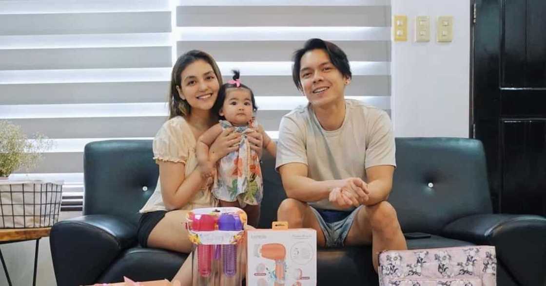 Carlo Aquino’s daughter Enola Mithi receives lovely award from school Carlo Aquino’s daughter Enola Mithi receives lovely award from school