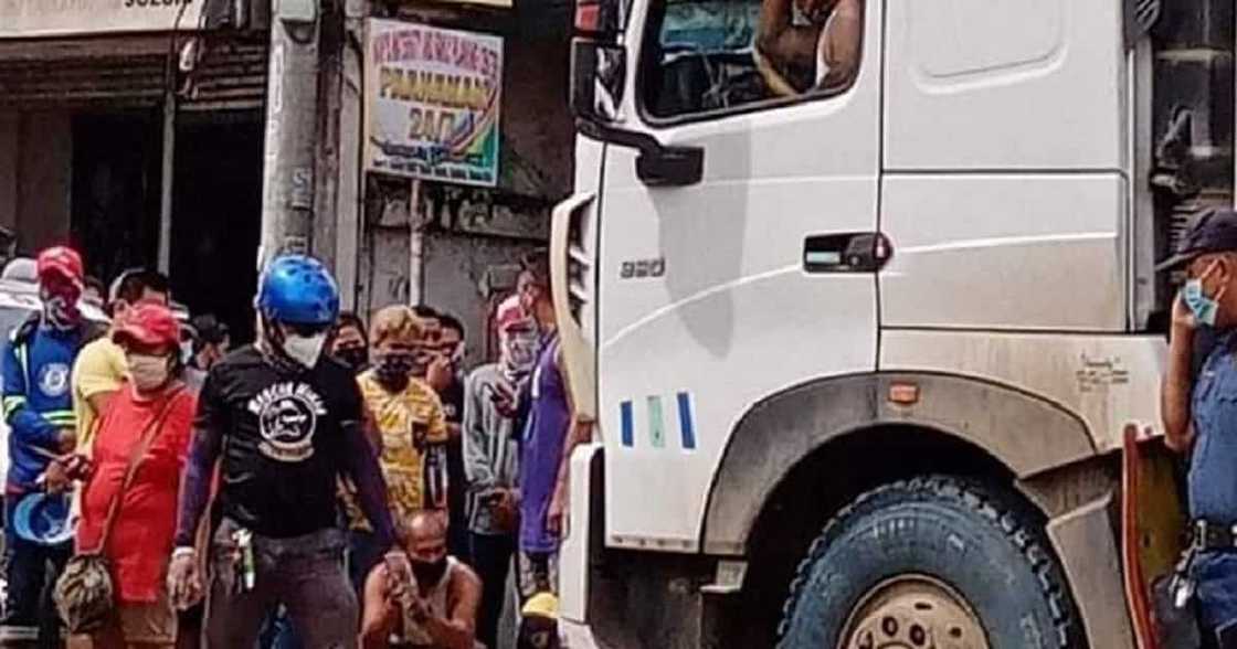 Lalakeng ikakasal na, patay nang mabunggo ng truck habang angkas ang fiancée Lalakeng ikakasal na, patay nang mabunggo ng truck habang angkas ang fiancée