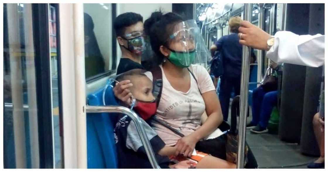 Mag-ina sa MRT, naghahanap ng ospital na tatanggap sa anak na may karamdaman Mag-ina sa MRT, naghahanap ng ospital na tatanggap sa anak na may karamdaman
