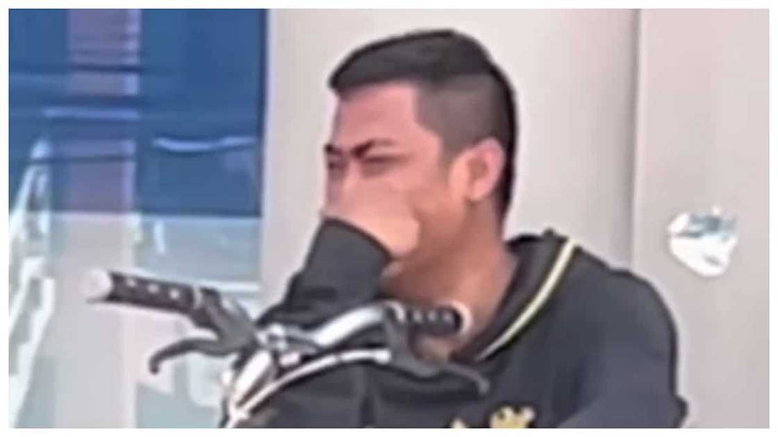 Amang naiyak sa pamamalimos para sa nebulizer ng anak, umantig sa puso ng netizens Amang naiyak sa pamamalimos para sa nebulizer ng anak, umantig sa puso ng netizens