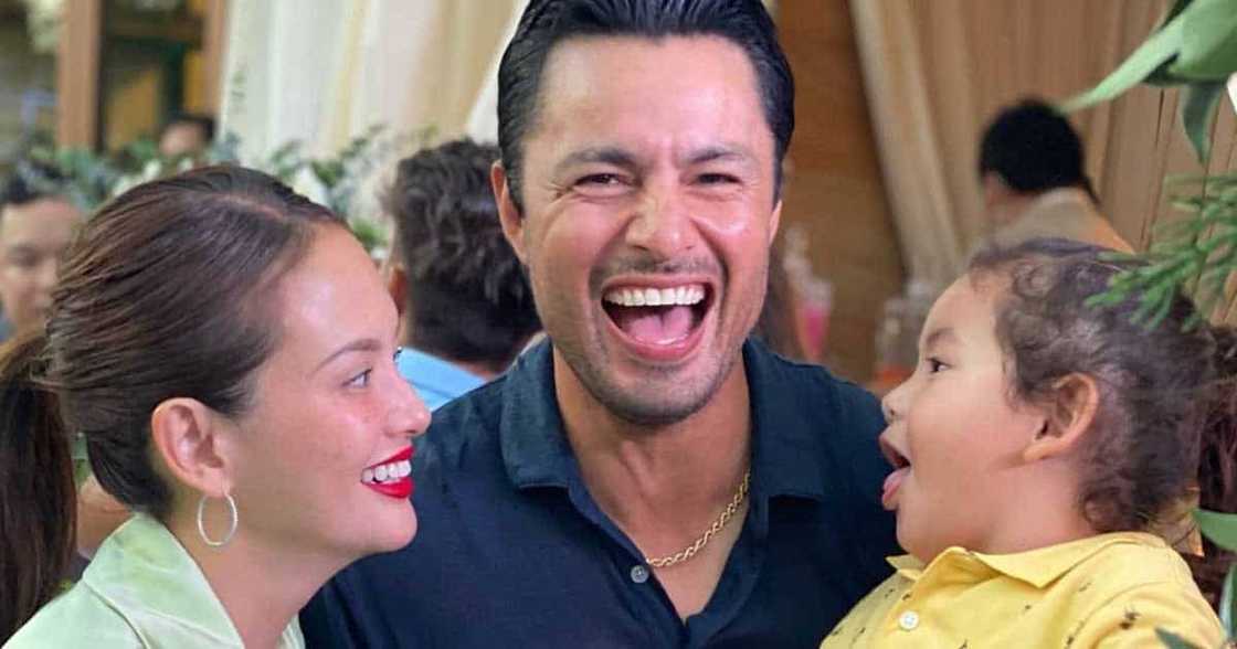 Derek Ramsay, ibinida sa kauna-unahang pagkakataon ang kanyang wedding ring: “feels weird but good!” Derek Ramsay, ibinida sa kauna-unahang pagkakataon ang kanyang wedding ring: “feels weird but good!”