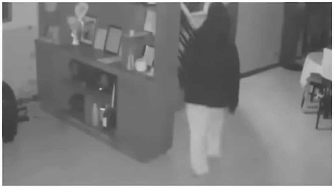 2 akyat-bahay, nagulat nang magsalita sa CCTV ang homeowner na pinanonood sila 2 akyat-bahay, nagulat nang magsalita sa CCTV ang homeowner na pinanonood sila