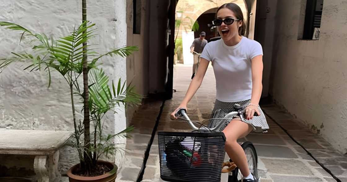 Lalaki, nakapag-selfie sa singer na si Olivia Rodrigo habang nagbibisekleta ang huli sa Intramuros