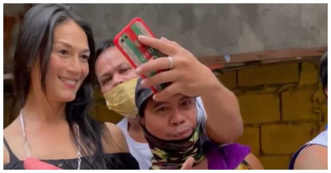 BB Gandanghari, pinagkaguluhan habang namimili ng street food @gandangharibb BB Gandanghari, pinagkaguluhan habang namimili ng street food @gandangharibb