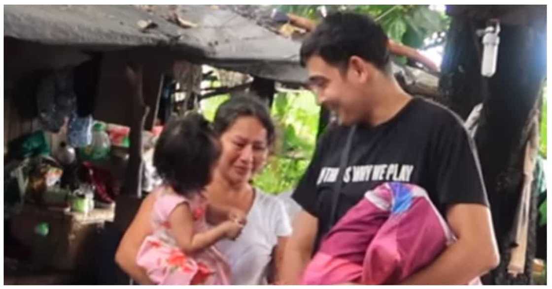 Vlogger, biniyayaan ng matitirhan ang empleyadong nakatira sa bukid Vlogger, biniyayaan ng matitirhan ang empleyadong nakatira sa bukid