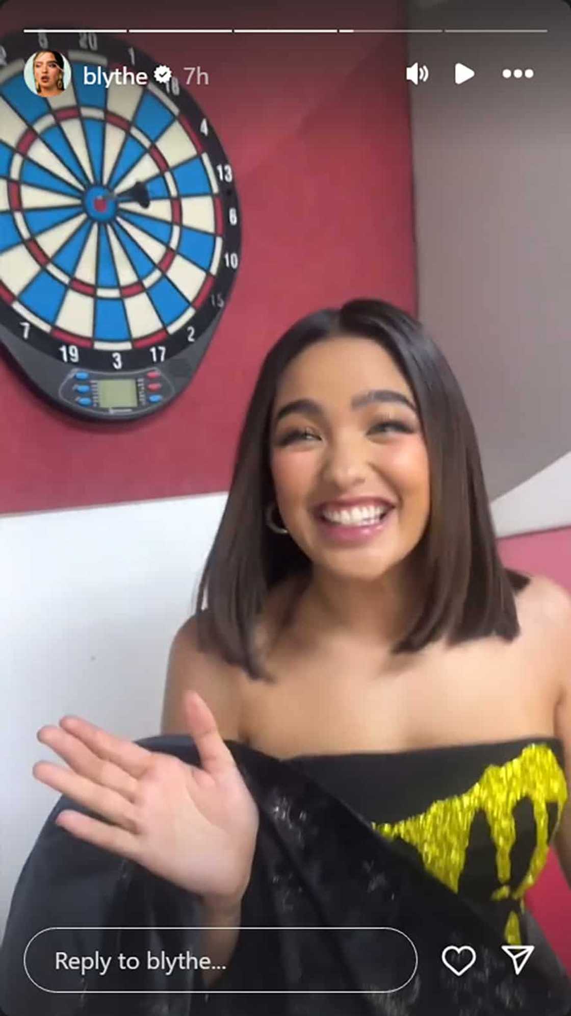 Andrea Brillantes, nag-bullseye sa dartboard; sign daw na magkakatuluyan fave characters sa K-drama