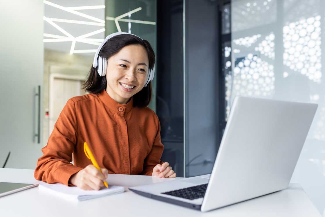 Asian businesswoman with headphones