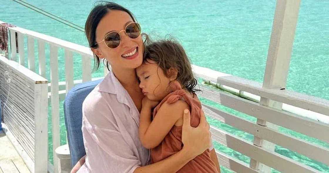 Solenn Heussaff, ipinasilip na ang mukha ng kanyang baby Solenn Heussaff, ipinasilip na ang mukha ng kanyang baby