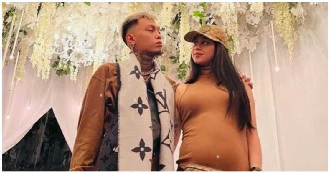 Zeinab at Skusta Clee, sinurpresa ang editor nila ng mamahaling cellphone Zeinab at Skusta Clee, sinurpresa ang editor nila ng mamahaling cellphone