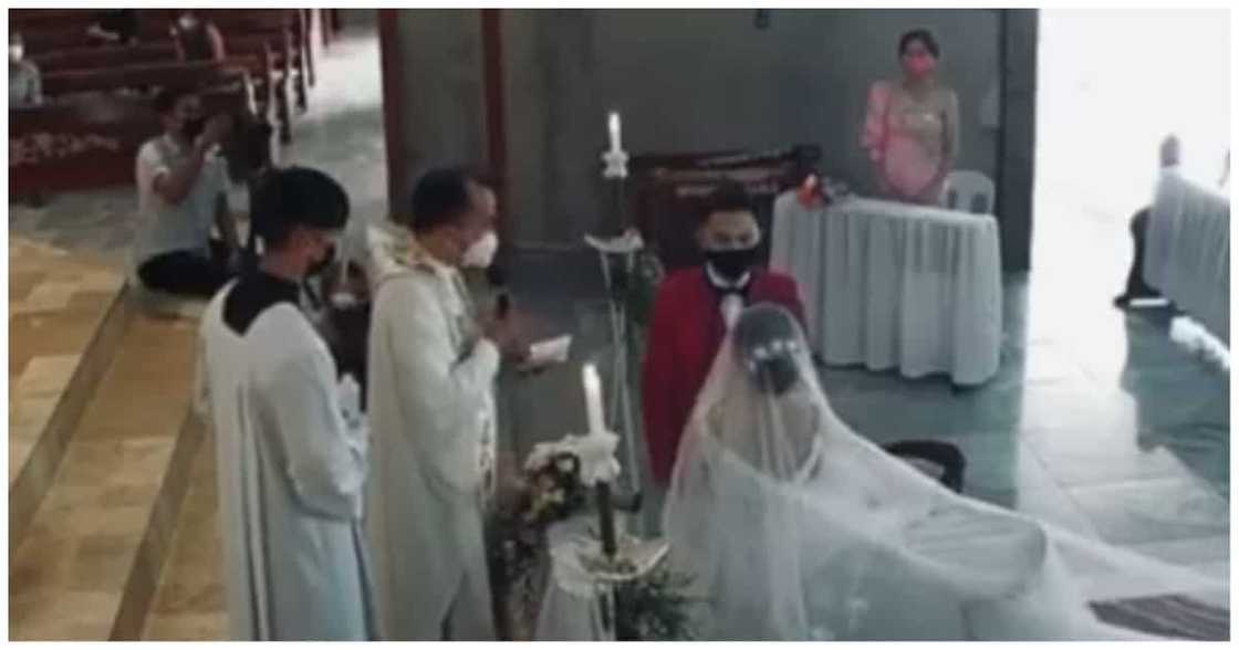 Video ng groom na napasagot ng "kuya" sa pari, kinagiliwan ng netizens Video ng groom na napasagot ng "kuya" sa pari, kinagiliwan ng netizens