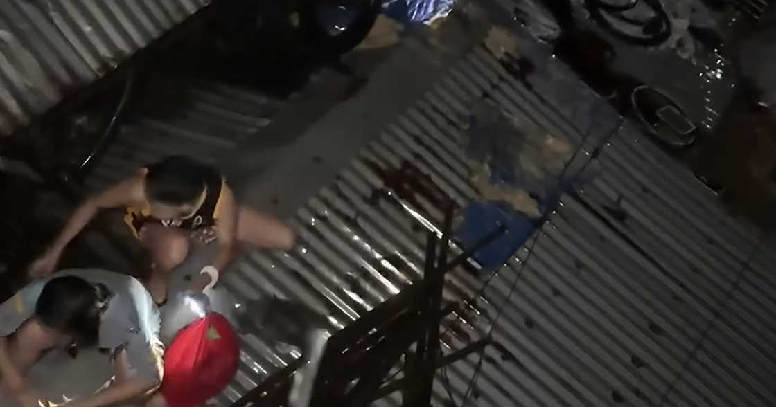 Ilang residente sa Naga, kinailangang umakyat sa ikatlong palapag dahil sa baha Ilang residente sa Naga, kinailangang umakyat sa ikatlong palapag dahil sa baha