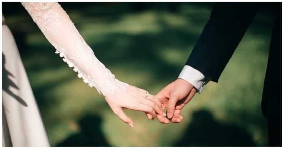 Bride na pumanaw habang ikinakasal, pinalitan ng kapatid na siyang pinakasalan ng groom Bride na pumanaw habang ikinakasal, pinalitan ng kapatid na siyang pinakasalan ng groom