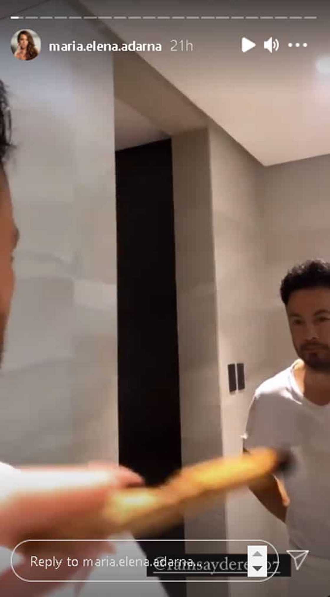 Derek Ramsay, napa "dagger-look" sa ritwal na "pagpapausok" ni Ellen Adarna sa kanya Derek Ramsay, napa "dagger-look" sa ritwal na "pagpapausok" ni Ellen Adarna sa kanya