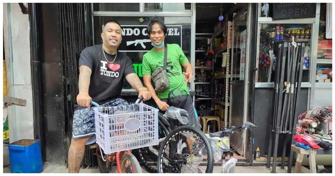 Nag-viral na rider na nag-bike mula Binondo hanggang Cavite, dinagsa ng tulong Nag-viral na rider na nag-bike mula Binondo hanggang Cavite, dinagsa ng tulong