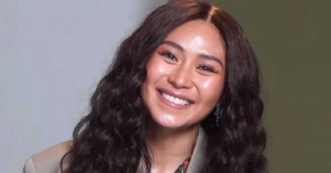 Ogie Diaz, kinontra ang komentong ginagaya ni Sarah Geronimo ang hairdo ni Kathryn Bernardo Ogie Diaz, kinontra ang komentong ginagaya ni Sarah Geronimo ang hairdo ni Kathryn Bernardo