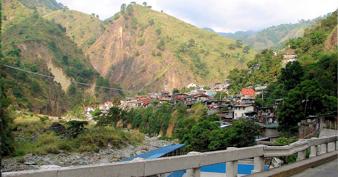 Trahedya ng magkakamag-anak sa Benguet: van sumalpok sa pader, tatlo nasawi, 19 na iba pa sugatan Trahedya ng magkakamag-anak sa Benguet: van sumalpok sa pader, tatlo nasawi, 19 na iba pa sugatan