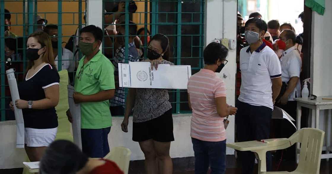 Bongbong Marcos gains praises for patiently lining up at voting precinct Bongbong Marcos gains praises for patiently lining up at voting precinct