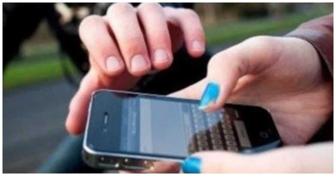 Cellphone sa tindahan, ninakaw habang ginagamit pa ito sa live selling Cellphone sa tindahan, ninakaw habang ginagamit pa ito sa live selling