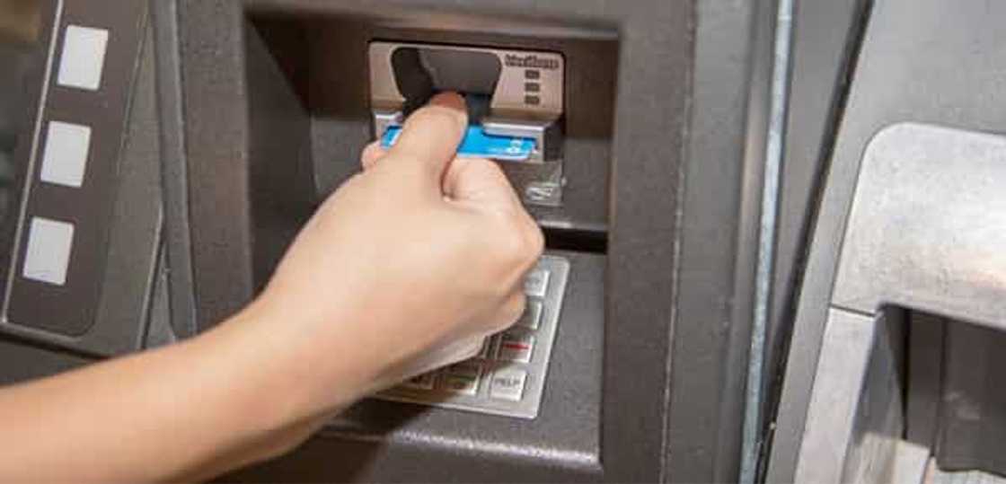 Sinayang na tiwala! Pinay caregiver, sinaulo ATM pin, ninakawan ng P13 milyon ang matandang binabantayan Sinayang na tiwala! Pinay caregiver, sinaulo ATM pin, ninakawan ng P13 milyon ang matandang binabantayan