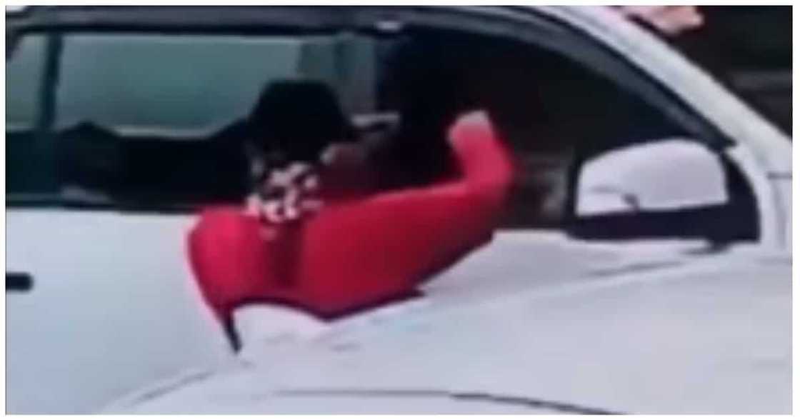 Rider na nagawang sirain ang bintana ng kotse para nakawan, sapul sa CCTV Rider na nagawang sirain ang bintana ng kotse para nakawan, sapul sa CCTV